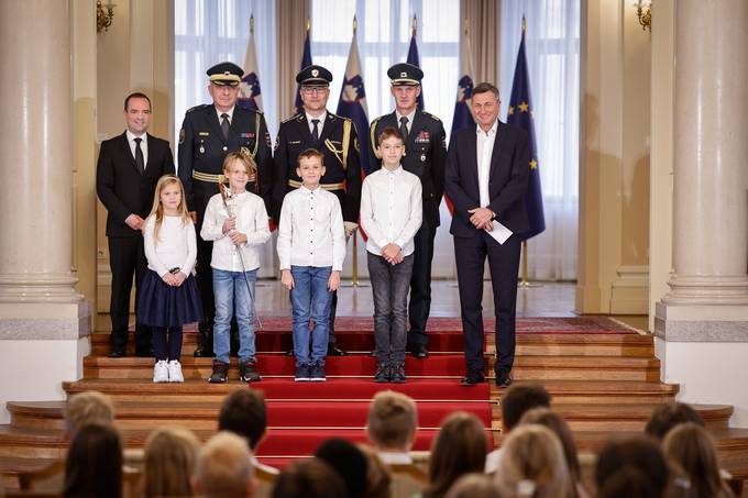 Predsednik republike je otrokom iz Tepanja predstavil sodelavce, ki sodelujejo pri pripravi in izvedbi sprejemov z vojakimi astmi ob obiskih tujih dravnikov in so bili otrokom navdih in zgled pri uprizoritvi sprejema